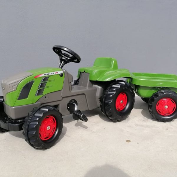 Trator  FENDT 516 VARIO com reboque
